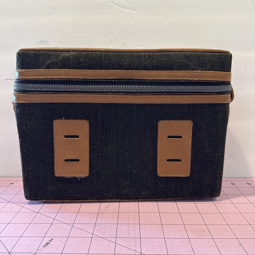 VINTAGE‎ HARD SHELL CAMERA CASE